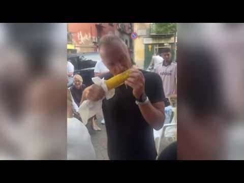 Sting addenta una pannocchia al rione Sanità di Napoli: il video è virale