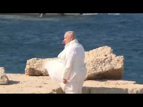 Leone XIV sugli scogli di Lampedusa omaggia i migranti, colpo di vento e la papalina vola via