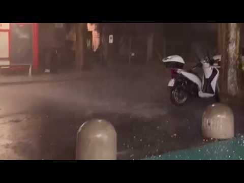 Bologna, il video del maxi temporale (con grandine): decine di interventi dei vigili del fuoco in…