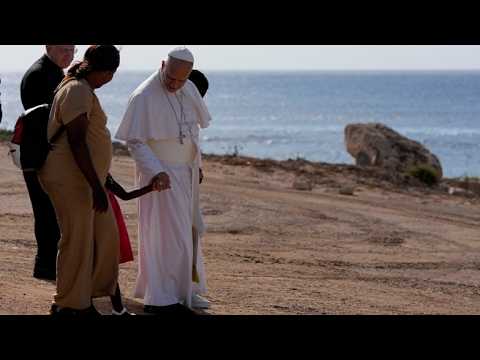 Leone XIV sfida Trump da Lampedusa: «L’America è stata creata dagli immigrati»