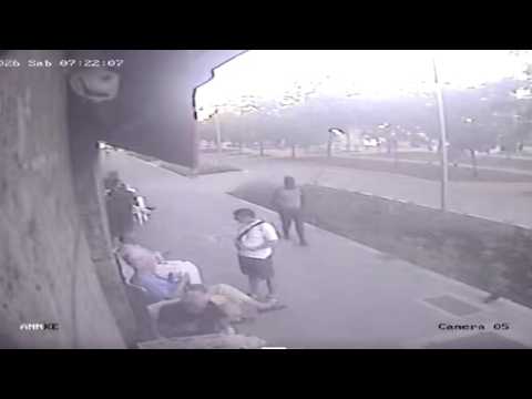 Il video dell’agguato in via Capecelatro: la raffica di coltellate e l’aggressore bloccato dai pa…