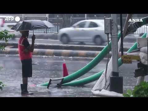 Maltempo in India, le piogge monsoniche si abbattono su Mumbai