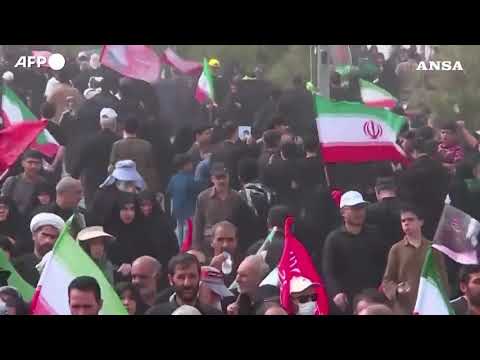 Iran, il funerale di Khamenei prosegue nella città santa di Qom