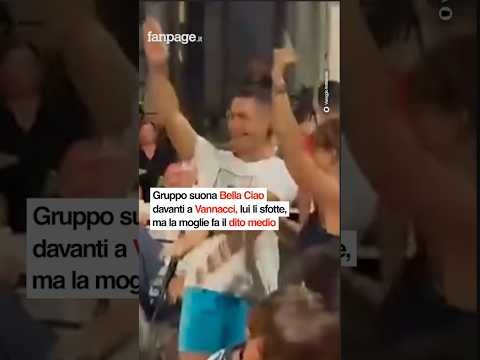 Gruppo suona Bella Ciao davanti a Vannacci, lui li sfotte, ma la moglie fa il dito medio