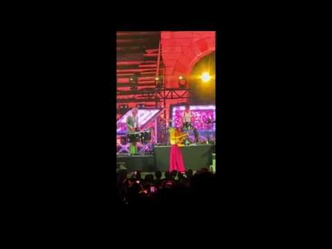 The Lumineers all’Arena di Verona, il cantante «svela» la nuova divisa dell’Hellas nel finale del…