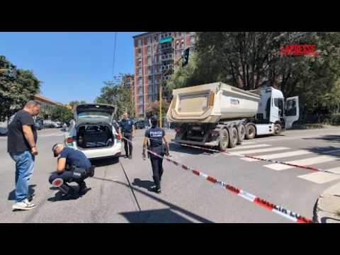 Milano, ciclista travolta da tir a Milano: i rilievi dell’incidente