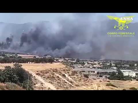 Vasto incendio nell’area di Cagliari, in volo un Canadair e 4 elicotteri