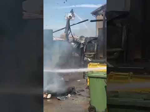 Incendio Devastante a Lainate: Fiamme Divampano in un Complesso Agricolo, Vigili del Fuoco in Azi