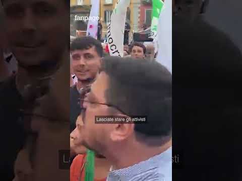 Potere al Popolo irrompe alla manifestazione del campo largo a Napoli: comizio interrotto, scontro f