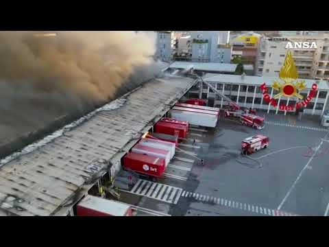Domato il maxi incendio a Milano, le immagini aeree del rogo