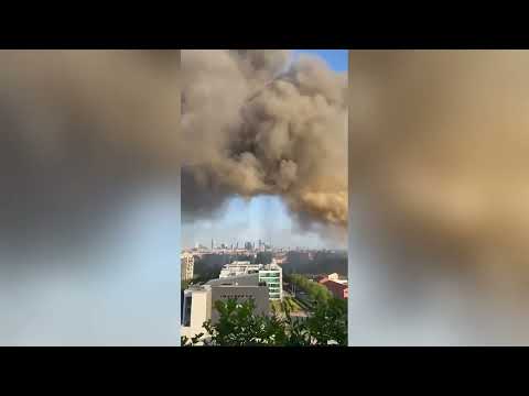 L’incendio alla Bartolini in Bovisa e la colonna di fumo visibile a chilometri di distanza