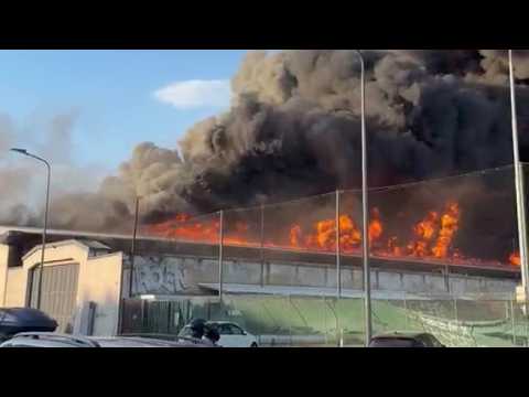 Fiamme altissime in Bovisa a Milano: così l’incendio al deposito in via Don Minzoni