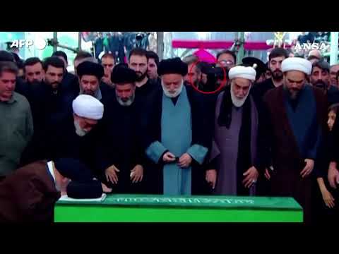 Mashhad, un volto oscurato ai funerali di Khamenei: “forse è il figlio Mojtaba”
