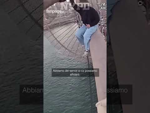 Una donna minaccia di lanciarsi dal ponte di Brooklyn, gli agenti le parlano e la salvano