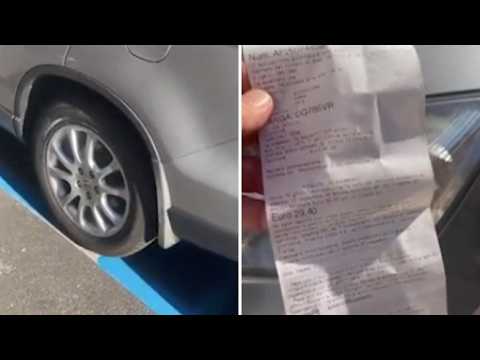 Parcheggia nelle strisce bianche e le ritrova blu con tanto di multa: il video è virale