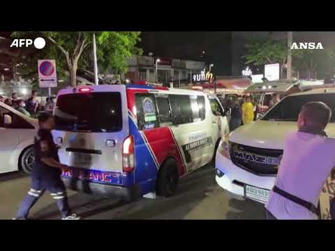 Almeno 27 morti in un incendio che ha devastato un pub a Bangkok