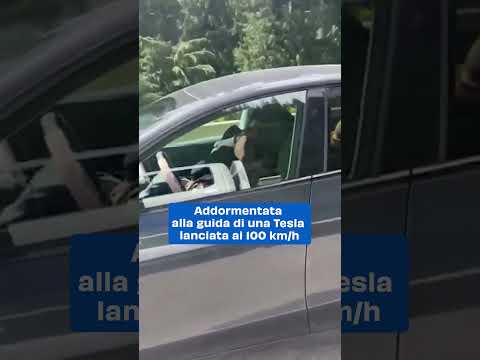 Addormentata su una Tesla a 100 km/h