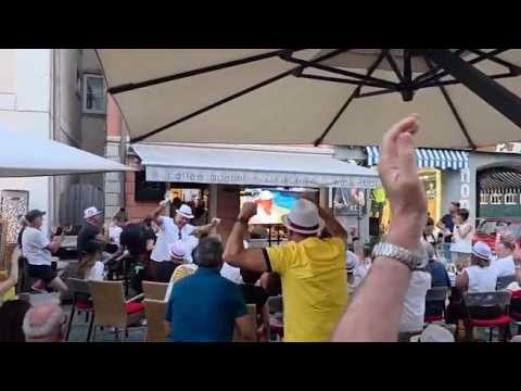 Tifo da Mondiali per Sinner, nel suo paese natale tutti riuniti al bar per la finale. Poi la festa