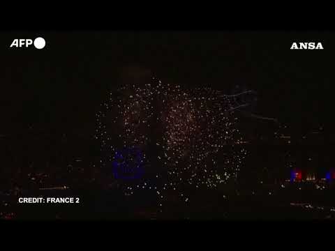 Parigi, spettacolo di fuochi d’artificio e droni per il 14 luglio