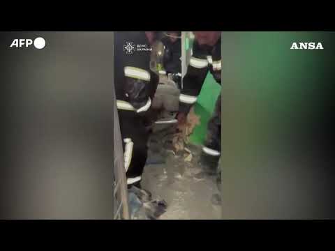 Kiev, soccorritori estraggono una donna viva dalle macerie dopo l’attacco russo