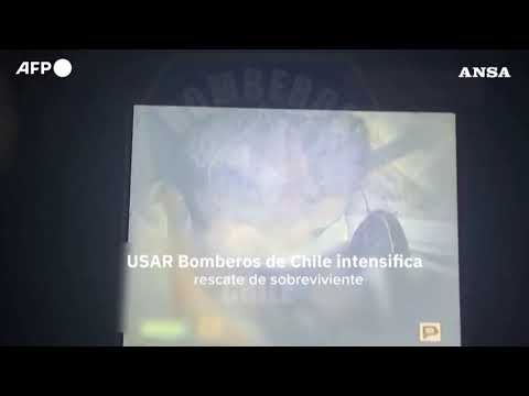 Venezuela, soccorritori cileni al lavoro per liberare un uomo ancora vivo sotto le macerie