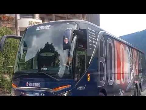 Bologna, è arrivato a Valles il pullman del club con la squadra e il nuovo tecnico Domenico Tedesco