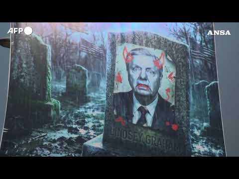 Nuovo murale di propaganda a Teheran con Trump che giace in una bara