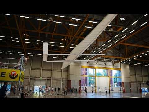 Il video del volo dell’aeroplano di carta più grande del mondo (che ha conquistato il Guinness)