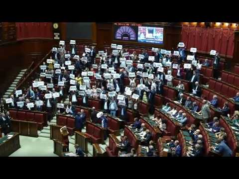 La protesta delle opposizioni in aula alla camera, i cartelli contro il governo: «Meloni ha fallito»