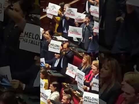 Legge elettorale: in Aula i cartelli delle opposizioni prima del voto finale