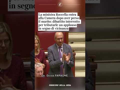 La ministra Roccella entra alla Camera dopo aver perso il marito; dibattito interrotto per…