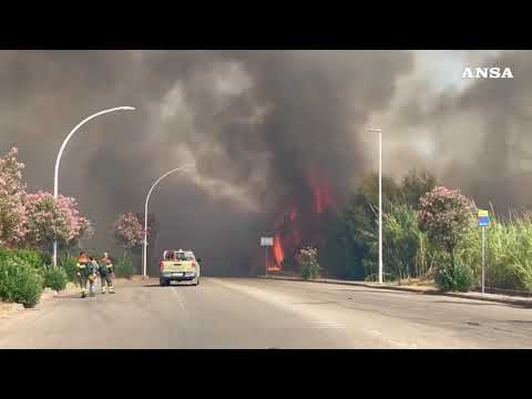 Sardegna, incendi nel Sulcis: chiuso tratto della Ss 126 “Sud-occidentale sarda”