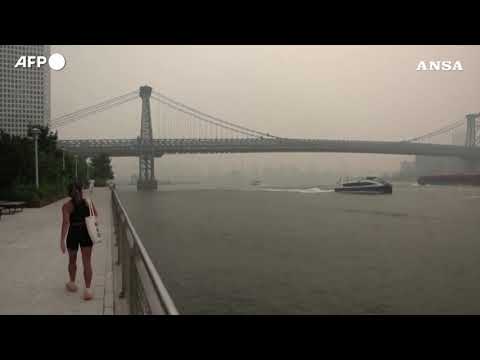 Il fumo degli incendi canadesi avvolge lo skyline di New York