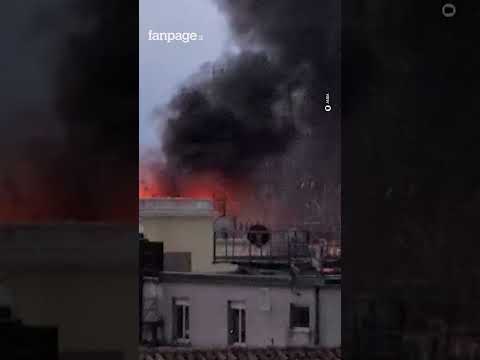Nube di fumo su Milano: a fuoco un palazzo nei pressi della Rinascente