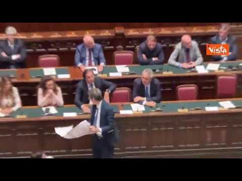Magi sventola enorme scheda elettorale in Aula, poi litiga con Deputati Forza Italia tra i banchi