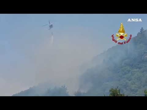 Vasto incendio ancora attivo in Umbria, chiusura parziale di una statale