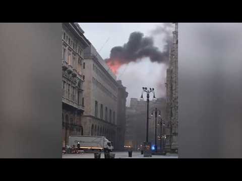 Incendio in centro a Milano: le fiamme all’alba da un palazzo accanto al Duomo