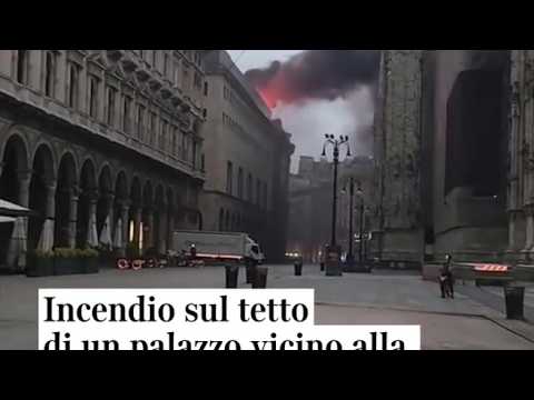Milano, incendio sul tetto di un palazzo vicino alla Rinascente, a due passi dal Duomo