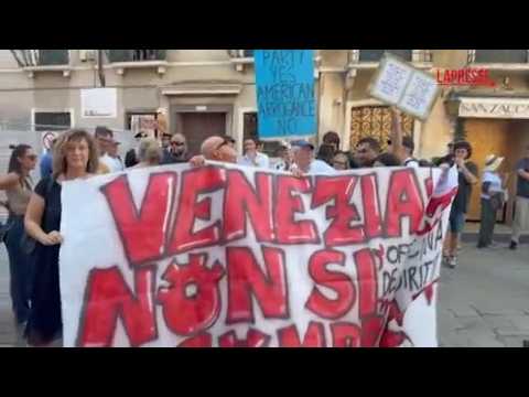 La protesta contro il mega yacht Boardwalk: «Venezia non si Usa»