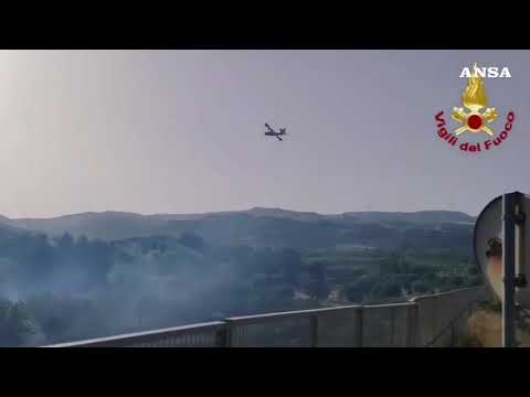 Incendi in Calabria, Canadair in azione nel Catanzarese
