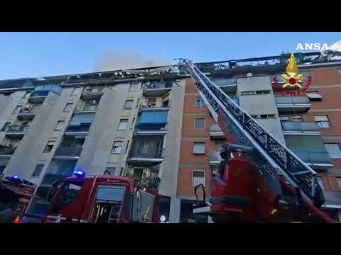 Incendio in grande palazzo a Milano, un morto e due intossicati