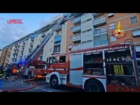 Incendio in un appartamento a Milano: una donna è morta. Il video dei vigili del fuoco al lavoro