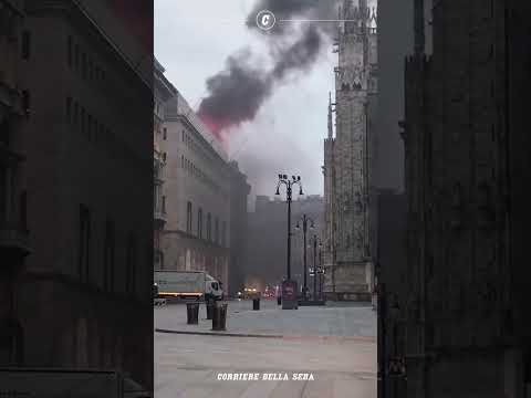 Incendio sul tetto di un palazzo vicino alla Rinascente, a due passi dal Duomo di Milano