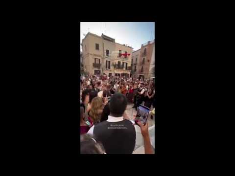 “Posso cantare per voi?” La sorpresa di Alfa a una coppia di sposi a Bari
