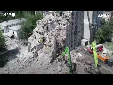 Attacco russo su Kiev, drone riprende un edificio sventrato