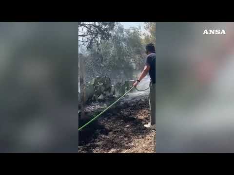 Tre incendi vicino alle abitazioni, residenti evacuati nel Tarantino
