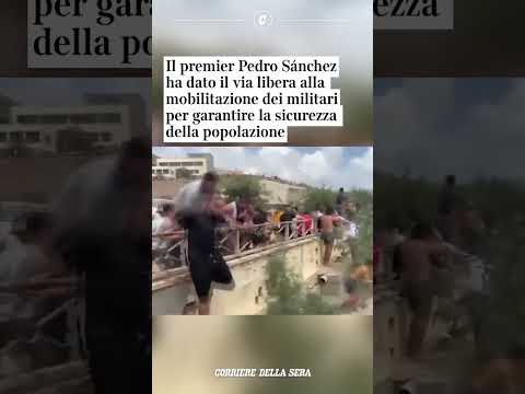 L’arrivo in massa dei migranti sulle spiagge di Ceuta, exclave spagnola sulla costa marocchina
