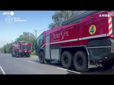 Ucraina, Vigili del fuoco all’opera dopo i raid russi nella regione di Kiev