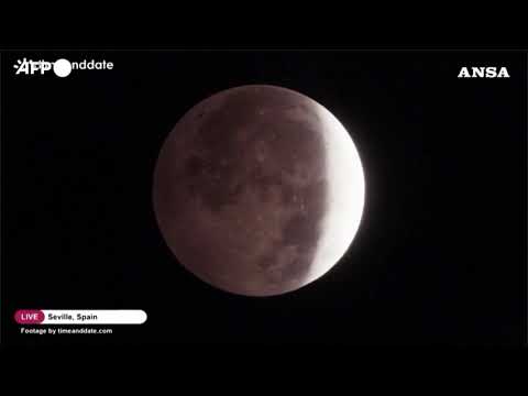 La Luna si tinge di rosso: lo spettacolo dell’eclissi da Siviglia a Los Angeles