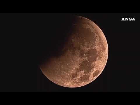 La Luna sparisce nell’ombra: l’eclissi parziale all’alba